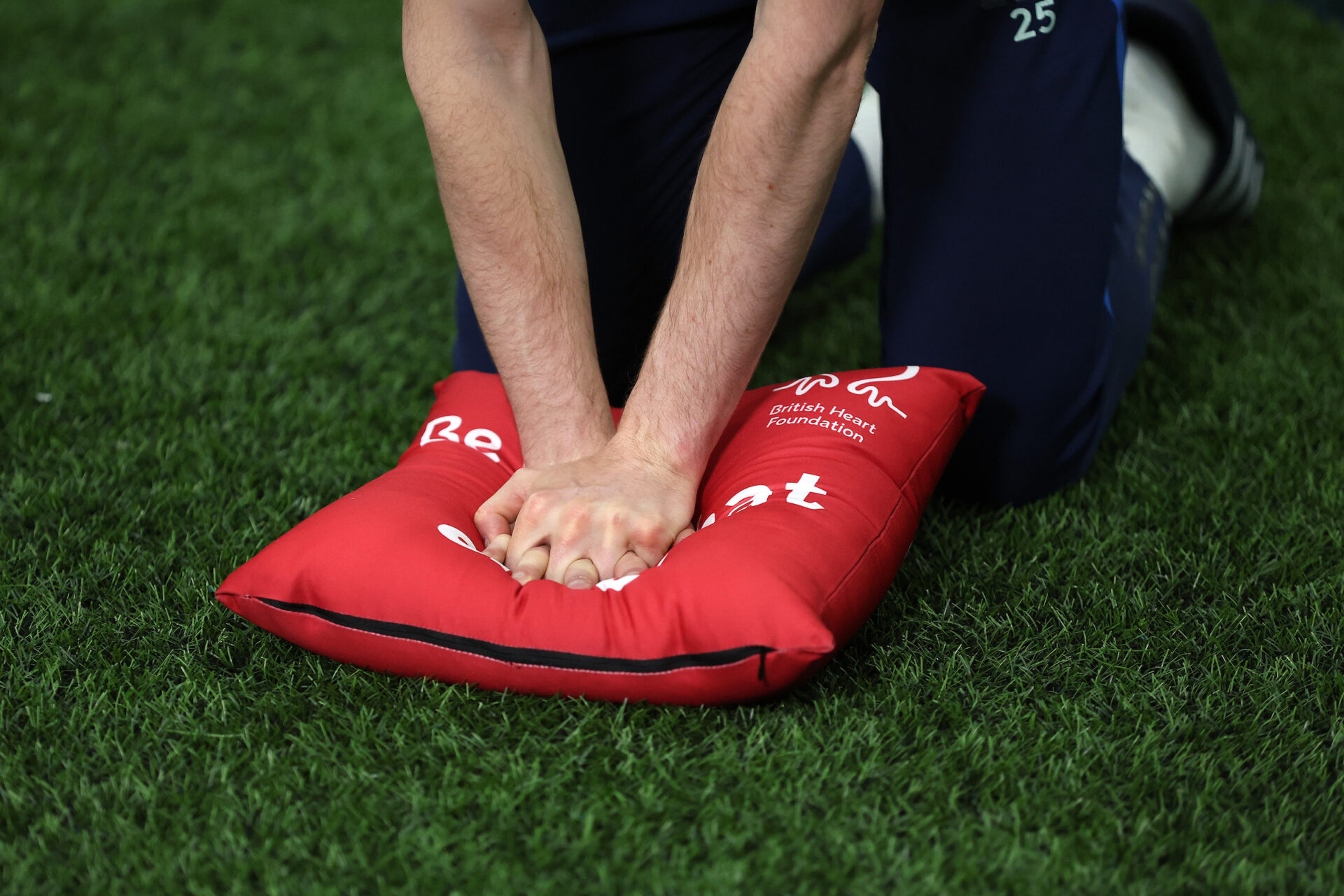 SIGN UP HERE – SAM ALLARDYCE JOINS CPR AND DEFIB TRAINING FOR LOCAL ADULT GRASSROOTS FOOTBALL CLUBS